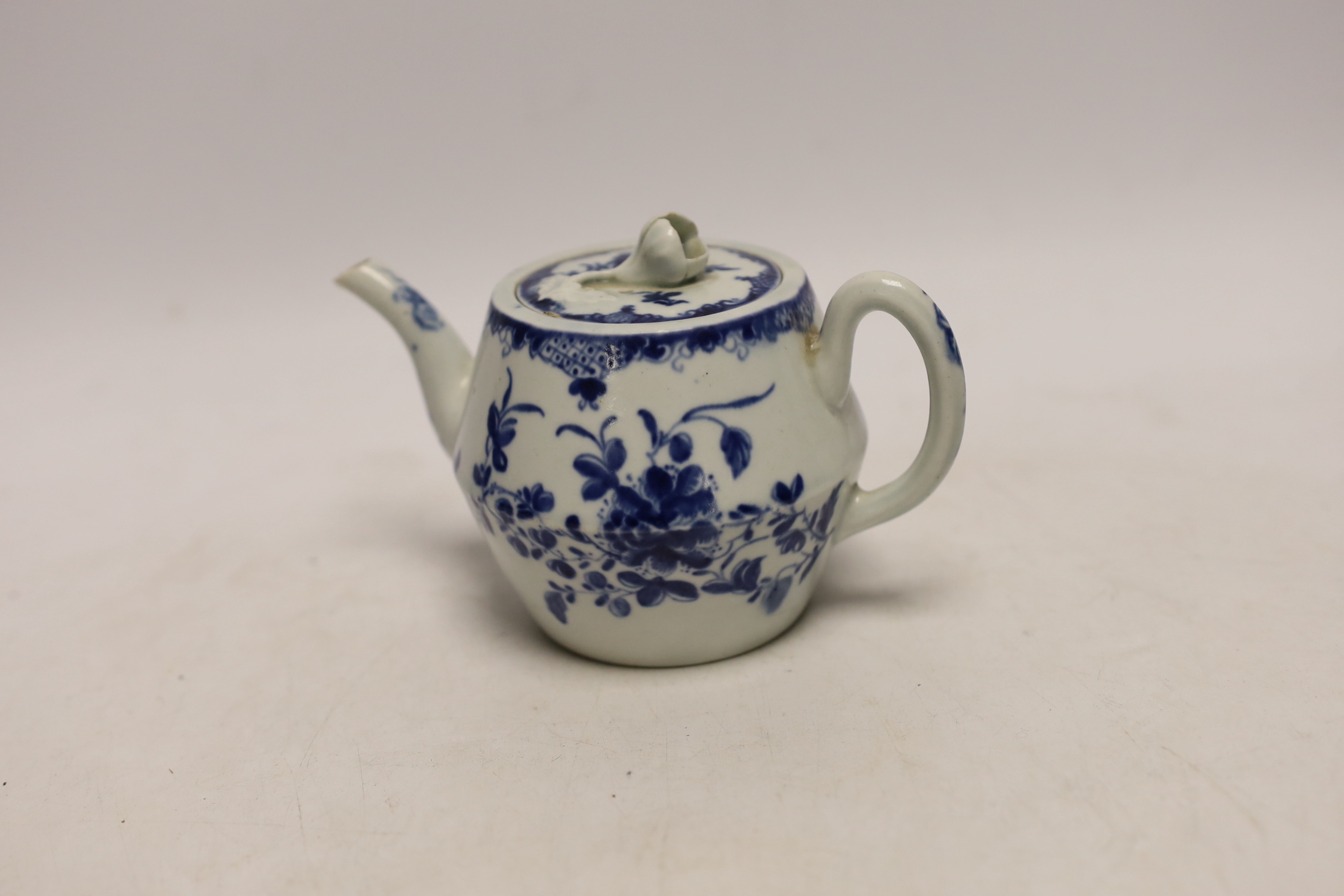 A Worcester Mansfield pattern teapot and cover, c.1765, 9cm